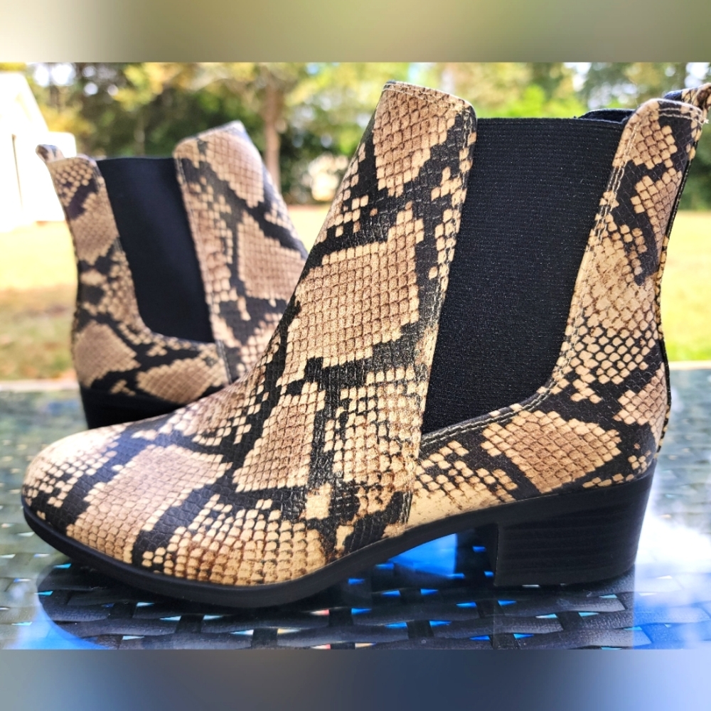 Qupid Faux Snakeskin‎ Booties - Size 6.5